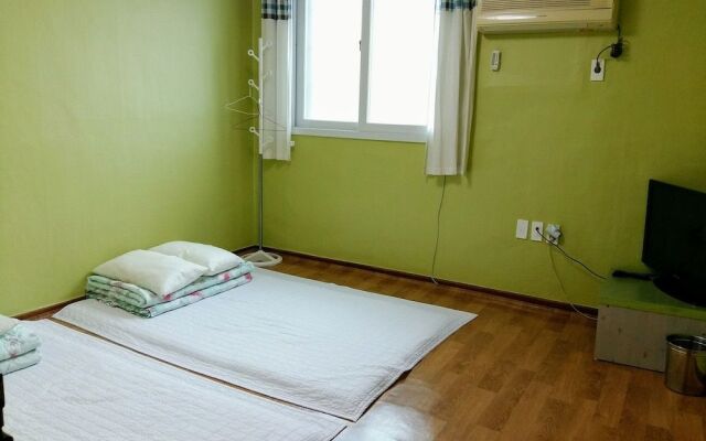 Happy Tour Guesthouse - Hostel