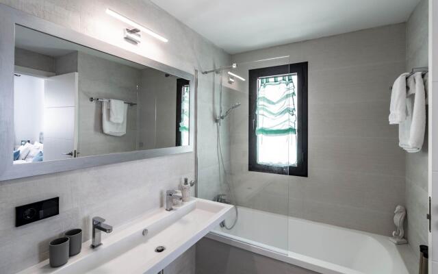 LAE23i- Apotel Estepona Hills by roomservices