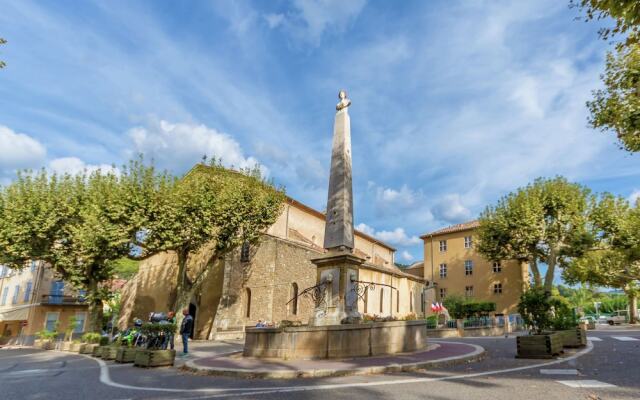 Detached Holiday Home Near the Truffle Capital of Aups, With a Shared Swimming Pool