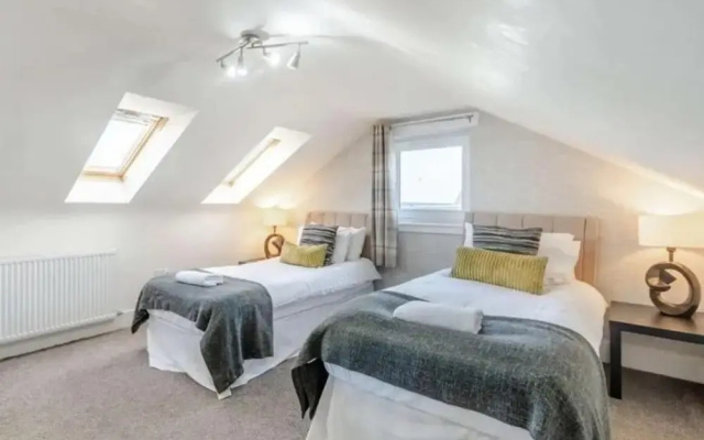 Sleeps 10 - Hot tub - Pool Table - Play Park