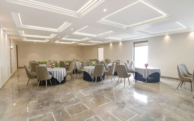 Fabhotel Prime Royal Court
