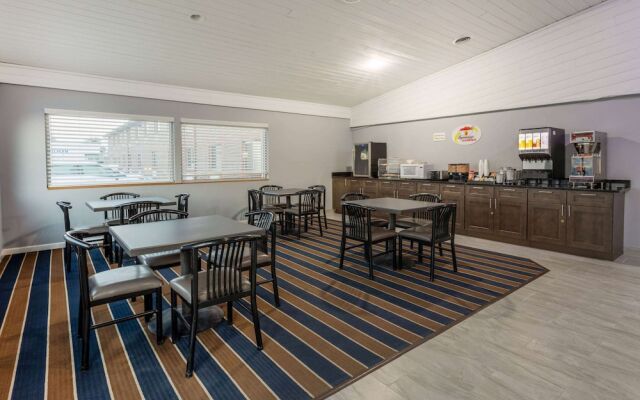 Super 8 by Wyndham Missouri Valley