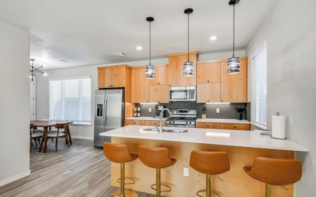Pets Welcome: Newly Built Abode in Canyon!