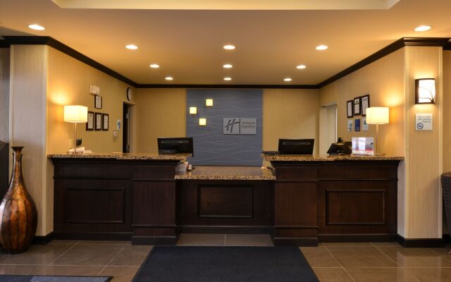 Holiday Inn Express and Suites Fairmont by IHG