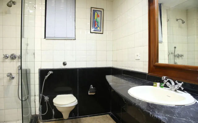 OYO 13052 Hotel Conclave Inn