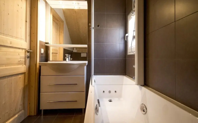 Deluxe Chalet With Whirlpool