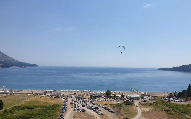 Luminous Apartment with Balcony near Budva Riviera