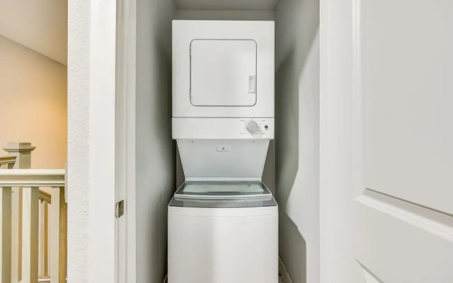 Pet-friendly Townhome, 1 Mi to Southbank Riverwalk