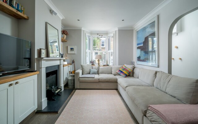 Altido Homely 4-Bed House W/ Terrace In Wandsworth