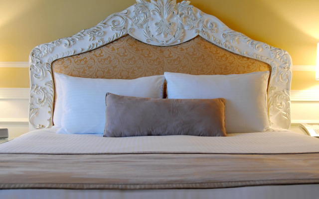 The Pickwick Hotel