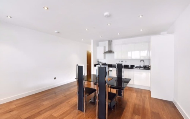 Canary Wharf 2 Bedroom Flat With Parking