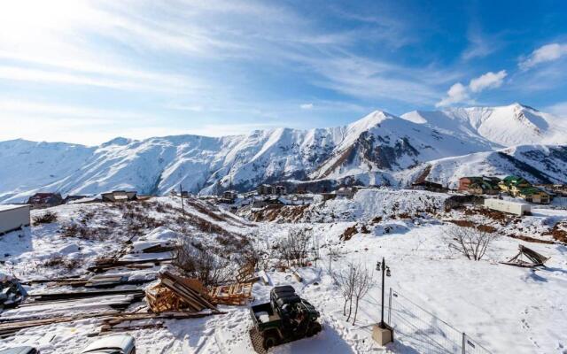 Bright And Cozy 2Br Apt. W Balcony In Gudauri