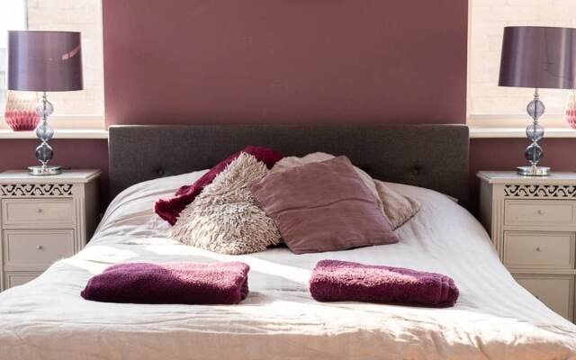 Modern Canalside City Townhouse - Parking & Garden