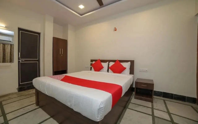 Super Deluxe Guest House by OYO Rooms