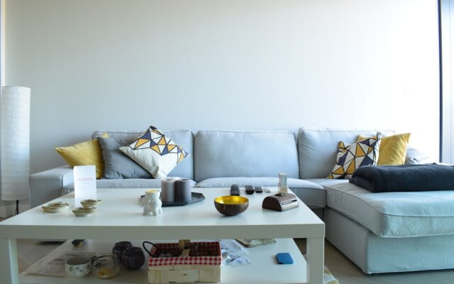 Modern Highrise 1 Bedroom Flat With Balcony