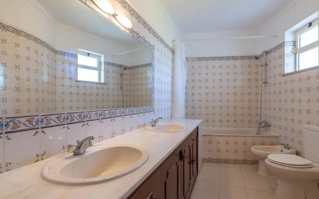 Villa Baltin With 4 Bedrooms and 3 Bathrooms