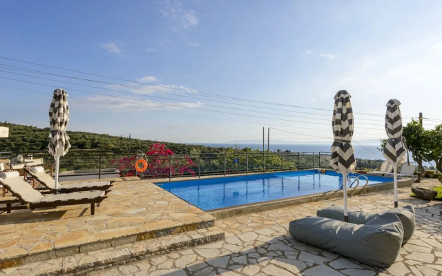 Majestic Chateau - Spectacular Seascapes & Pool