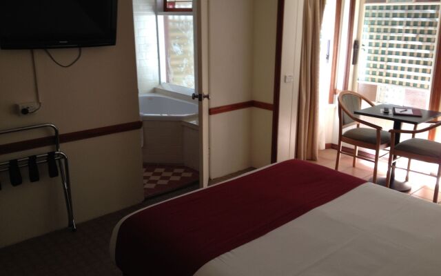 The 3 Explorers Motel