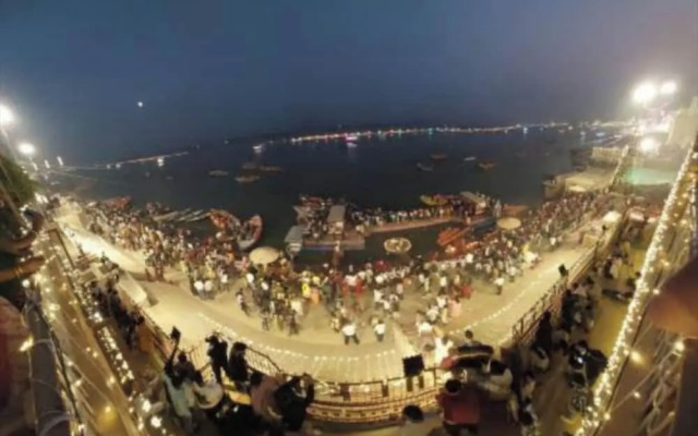 Sada Shiv Guest House near Ganga river