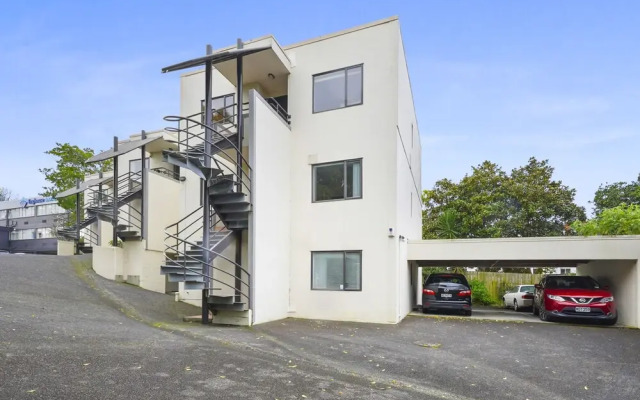 Stylish Central 2BR Apt nr Hospital
