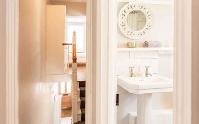 Modern 3 Bed Home in trendy Cambridge suburb