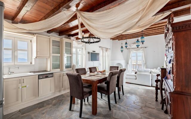 Carmelita Villa with Pool by Stylish Stays