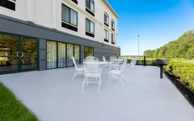 Spark by Hilton Tupelo