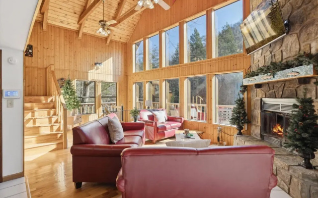 Very Secluded Breathtaking Riverfront Game Room