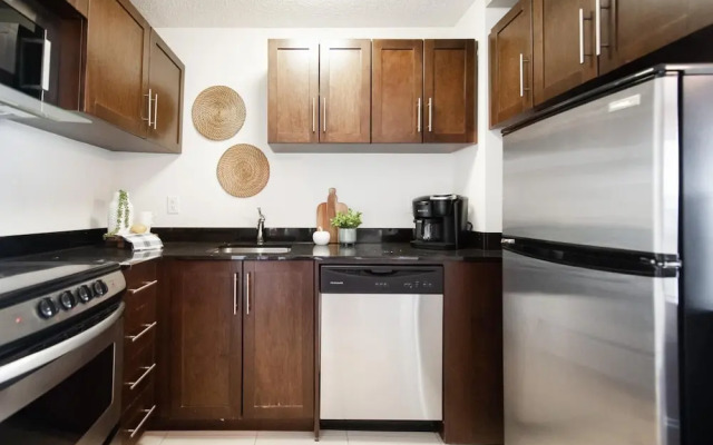 Luxury Downtown One Bedroom Suite