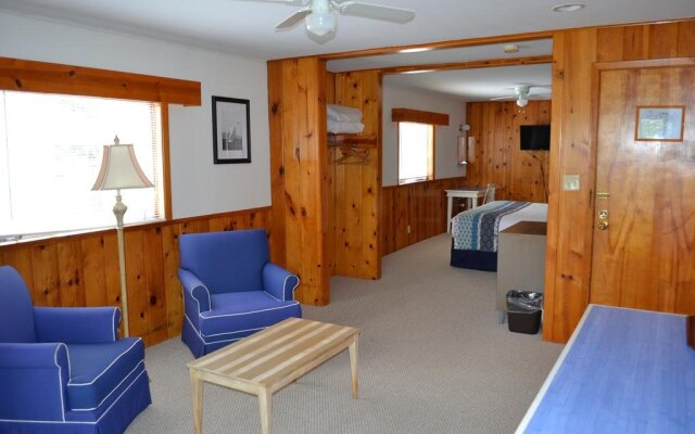 Buzz's Lakeside Inn