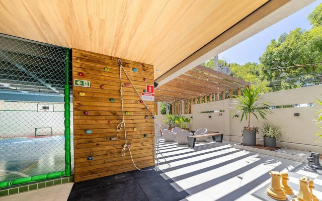 Apart in Building w/ Pool and Barbecue. Sli0715