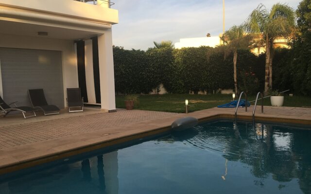 Luxurious 5 Bedrooms Villa Ref HI51053