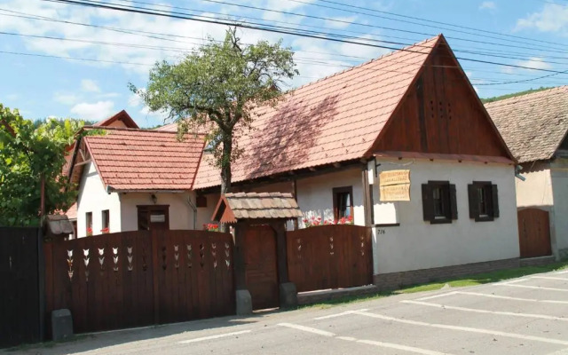 Zsuzsanna Paraszthaz