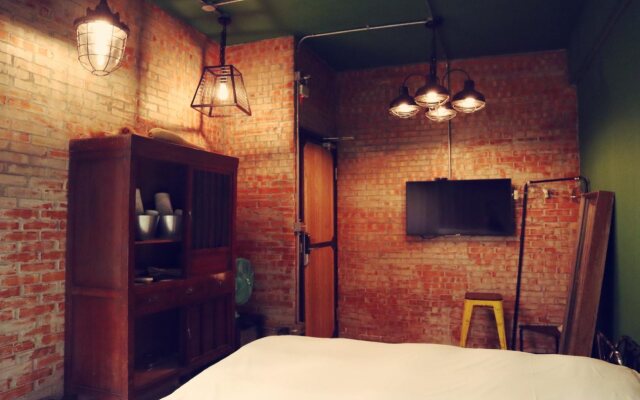 Travel Charger Hostel