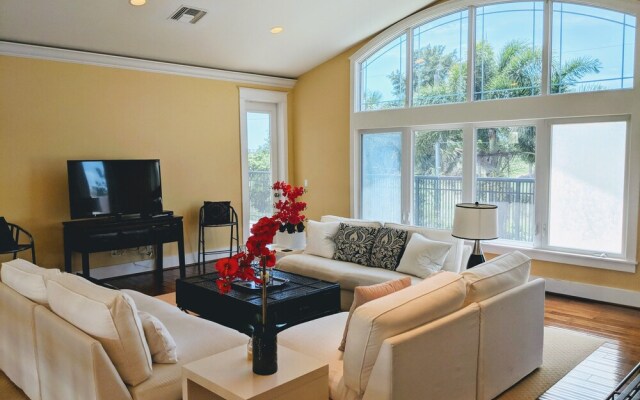 Palm River Estate - Five Bedroom Home