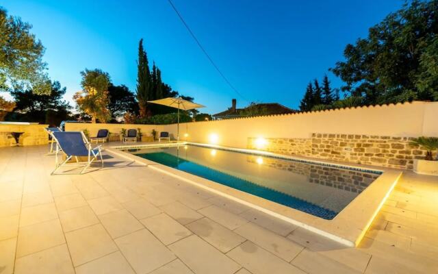 Lili-with Pool Near the sea - H