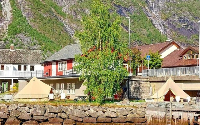 Eidfjord Riverside Apartments & Glamping