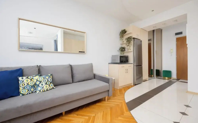 Studio Near Ogród Saski by Renters