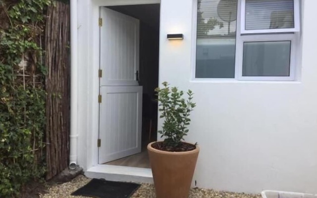 Central Claremont Garden Apartment