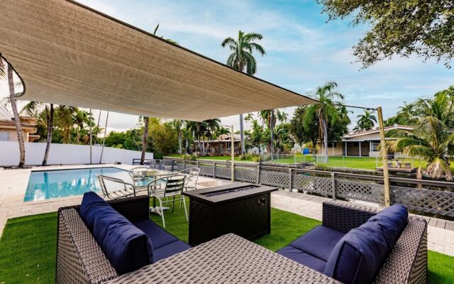 Stylish Aventura Home With Pool on Intercostal