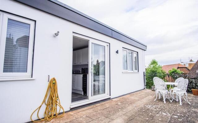 Tallets Apartment with Balcony & Parking