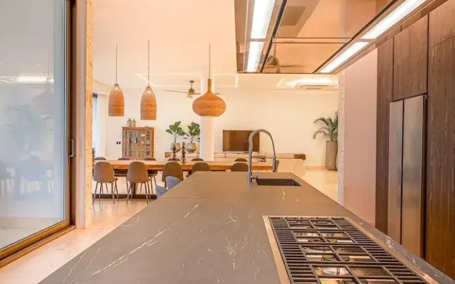 7-br Luxury Beachfront Paradise With Ocean Views