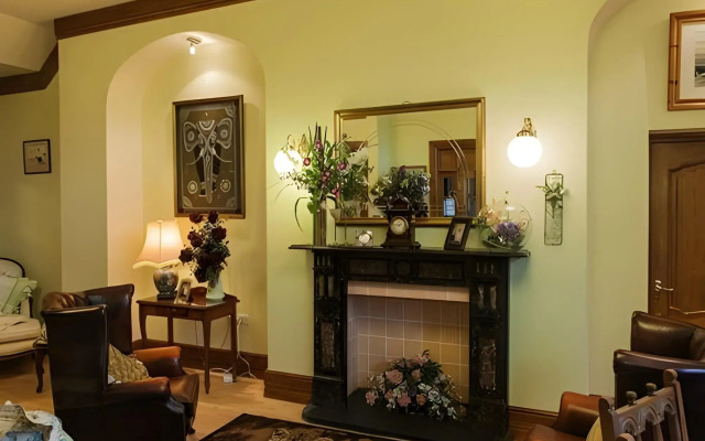 Little Red Rooster Rest and Spa