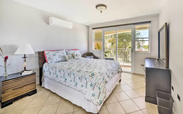 Breezy Condo w/ Ocean View Balcony: Walk to Beach!