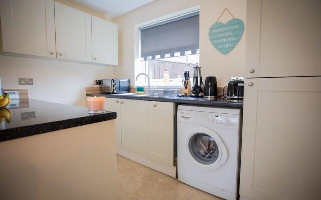 5star Serviced Homes- Free Wifi & Parking, Office