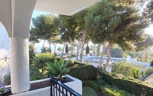 Modern Studio Apartment, Sea and Garden Views