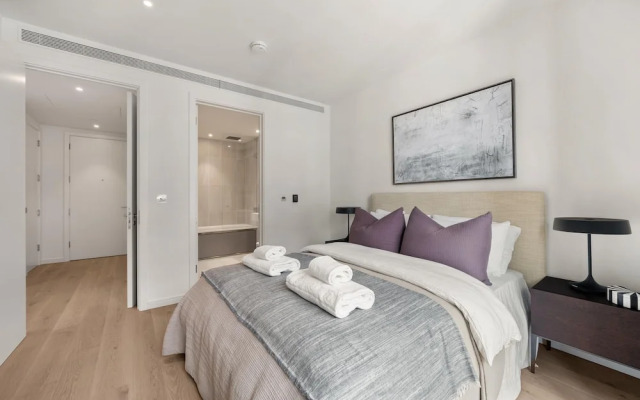 Stunning two Bedroom Docklands Apartment With Balcony