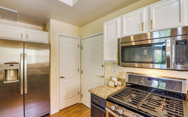 Chic Scottsdale Townhome w/ Patio & Pool Access!