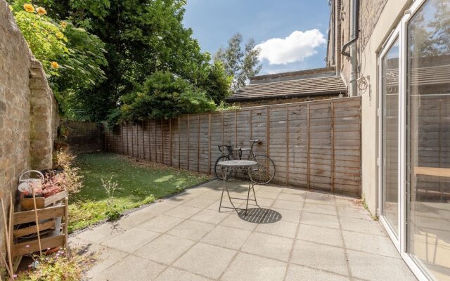 2 Bedroom Flat With Private Garden East London