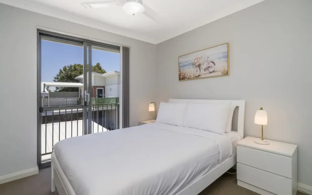 Sunny 2-bed in Quiet Location With Balcony